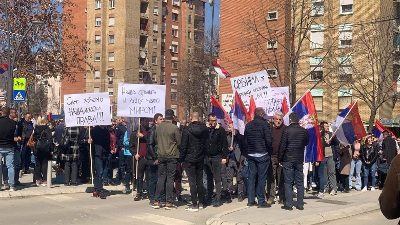 ‘Kurti të ndalë terrorin’, Serbët ngrihen në protesta dhe bllokojnë makinat me shoferë shqiptarë që duan të udhëtojnë drejt Serbisë