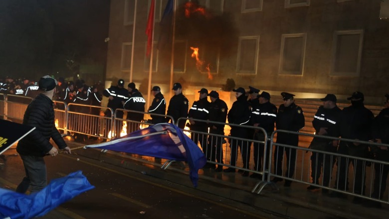 Nuk do ketë as amnisti tjetër! “Skenë krimi” para kryeministrisë! Hetuesit mbledhin provat e militantëve të Berishës që sulmuan policinë