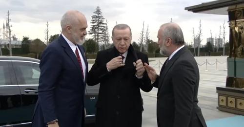 VIDEO/ Momenti kur Erdogan heq shallin pas batutës së Ramës… Nuk ka ftohtë ky? Jo,  është shqiptar si unë!