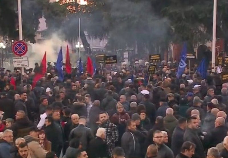 VIDEO/ Protestë kombëtare, me as 100 veta në shesh me kushërinjtë se as krushqia nuk u afrohet! Demokratët u kanë bërë ..in, jo më socialistët