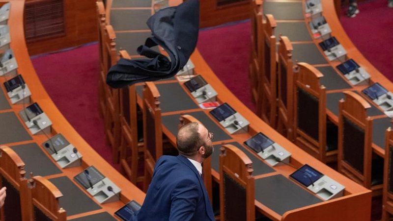 Braçe publikon videon e Gazi Bardhit në Kuvend kur hyn duke flakur pallton: Ka ardhur Allegri në parlament, është maskuar si Kazi Barthi!