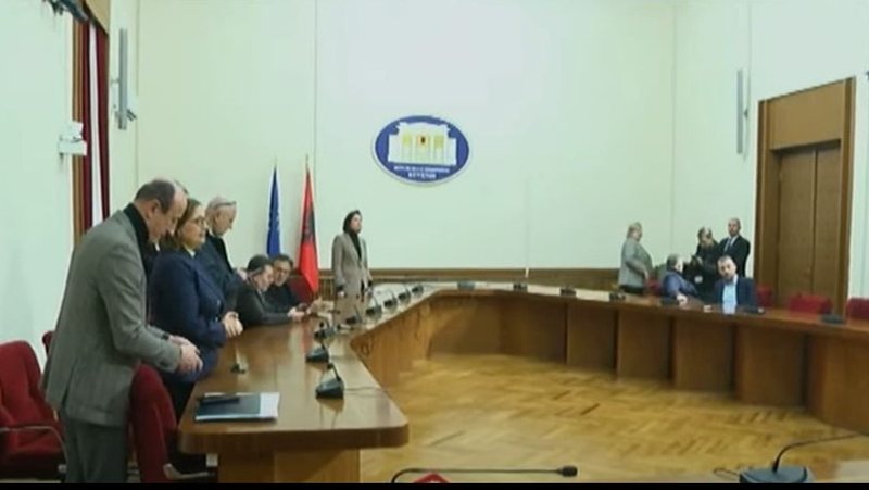 “Luftë dhe përqafimeve, loja mbaroi”, deputetët e Rithemelimit përqafohen me ata të PS-së