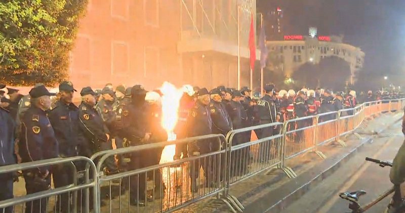 Militantët e Berishës hedhin molotov në fund të protestës, rrëzojnë gardhin metalik por largohen si “skutha”me kapuçe pas ardhjes së FNSH