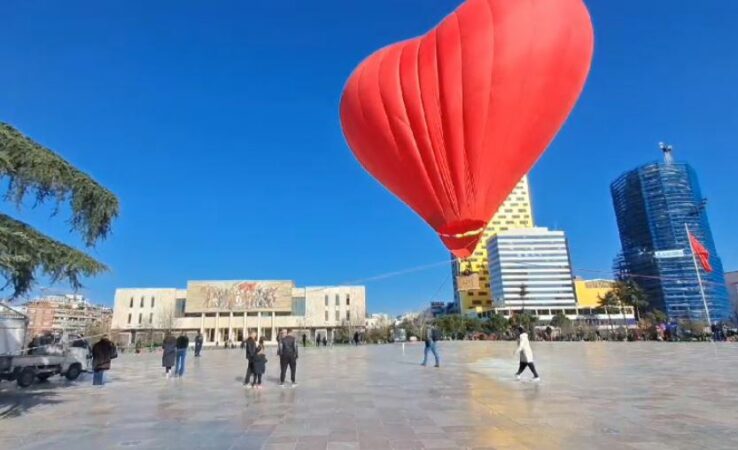 Video / Sot dita e Shën Valentinit….Tirana dhuron dashuri, mbushet me zemra të kuqe 