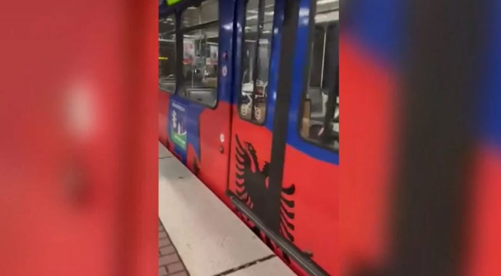 Metroja në Dyseldorf zbukurohet me flamujt kuq e zi për nder të kombëtares së Shqipërisë