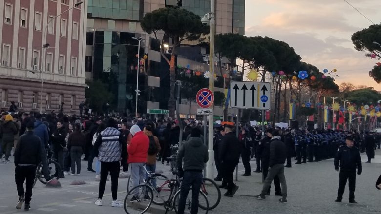 VIDEO/ Shikoni pjesmarrjen në protestën e thirrur nga Bardhi-Noka