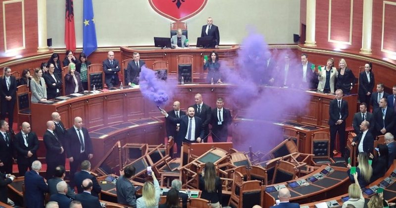 Parlament i mbushur me akademikë në fillimet e demokracisë sot një stan me lepuj që hiqen si luan! Ja arsimimi i “përfaqësuesëve” të popullit