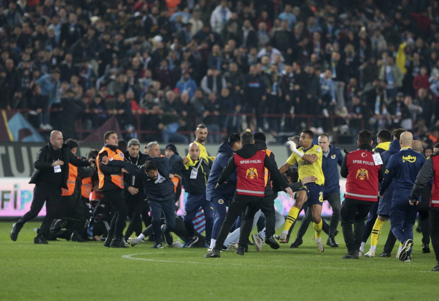 Përleshja në fushë me tifozët kundërshtarë, Fenerbahce tërhiqet nga kampionati?