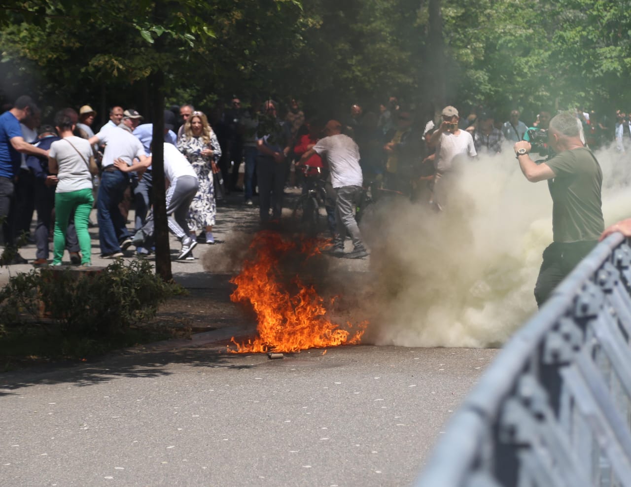 VIDEO/ Momente paniku te protesta para bashkisë së Tiranës! Militantët e Rithemelimit hedhin molotov mes qytetarëve e gazetarëve! Vrapojnë të tmerruar, iu rrezikua jeta