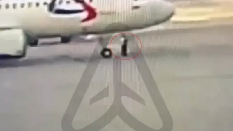 Incident i tmerrshëm! Një punonjësi shkelet nga rrota e një aeroplani 77 tonësh