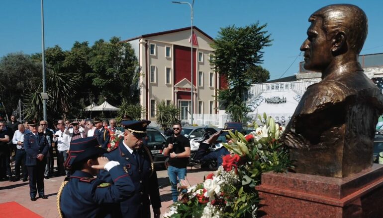 Humbi jetën 20 vjet më parë, vendoset busti i Dëshmorit të Atdheut, Allaman Dervishi