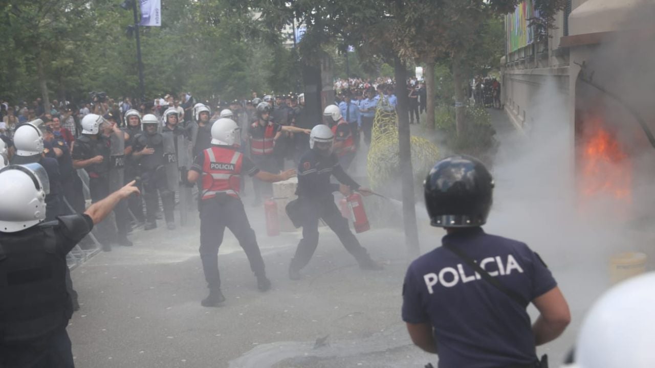 Protesta para Bashkisë! Hodhi molotov drejt gazetareve,  ndalohet banori i Thumanës që proteston para bashkisë së Tiranës! Akuzat: Shkatërrim prona dhe tentativë vrasje me dashje!