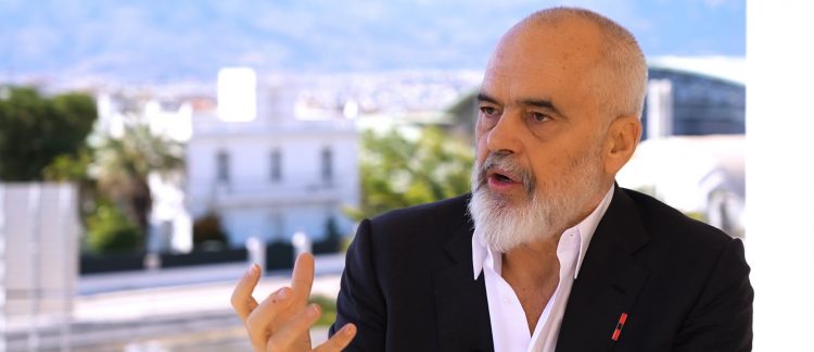 Edi Rama: Shqipëria ka një klimë skandaloze mediatike që ta hapësh, gjatë gjithë kohë zi, zi, zi…! Ku ka rrogë 200 mijë lekë në Shqipëri, 800 euro merr një kamarier në Radhimë veç bakshisheve