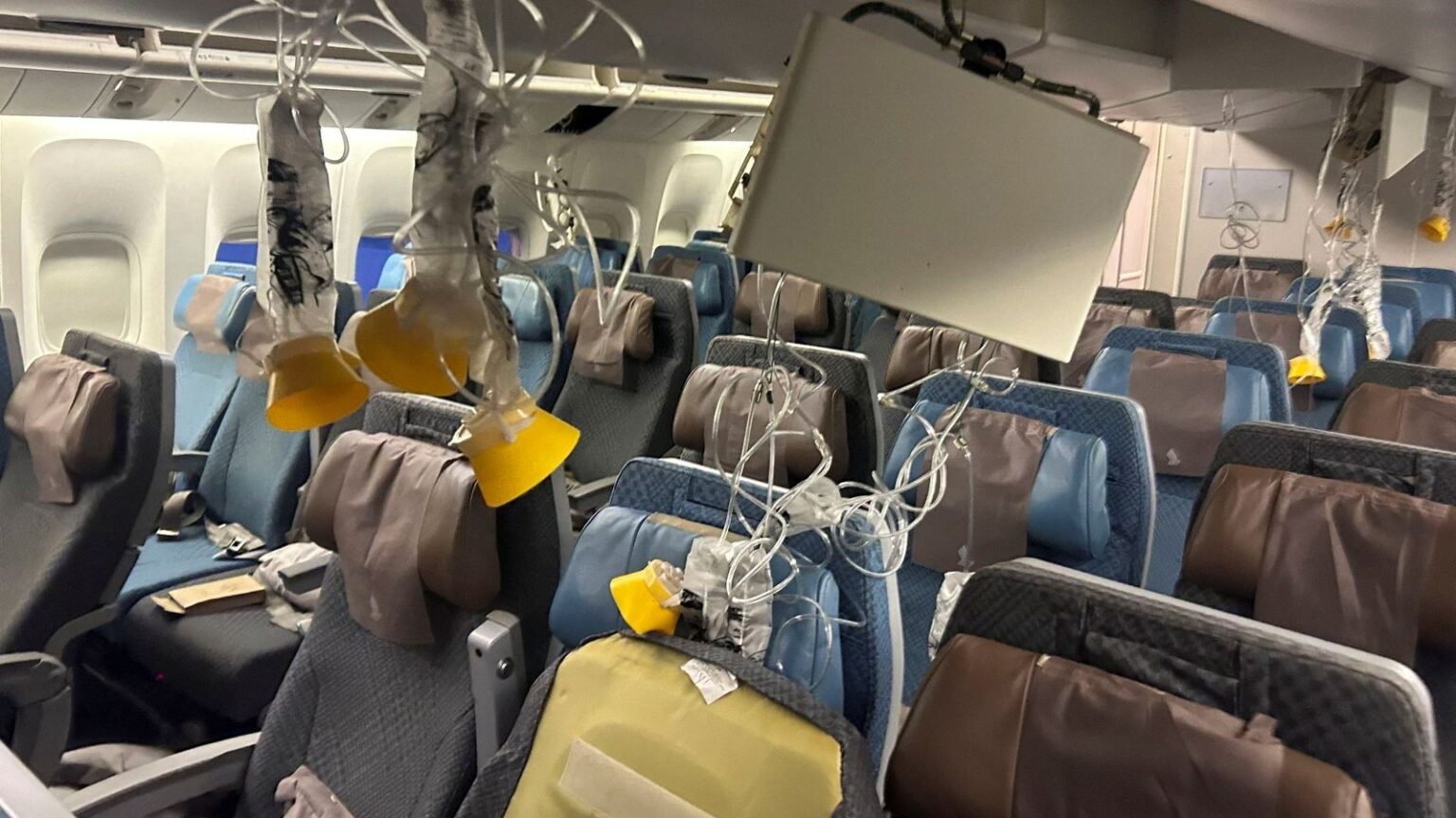 VIDEO/ “Njerëzit u përplasën me kabinat e bagazheve”! Pasagjeri tregon çastet e tmerrit gjatë turbulencave në “Singapore Airlines”