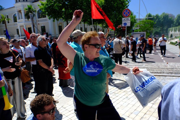 Më shumë policë, se protestues 80 me 120 (Foto)