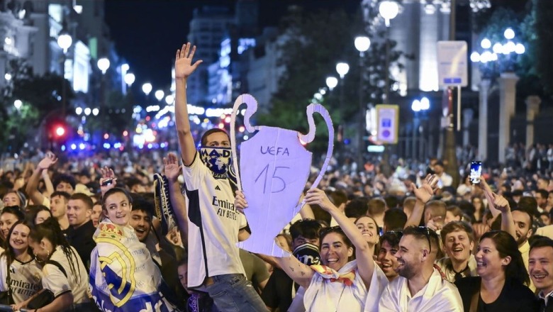 Festa vijoi deri orët e para të mëngjesit, në Madrid tifozët pushtojnë rrugët pas fitimit të trofeut për herë të 15-të (Video)