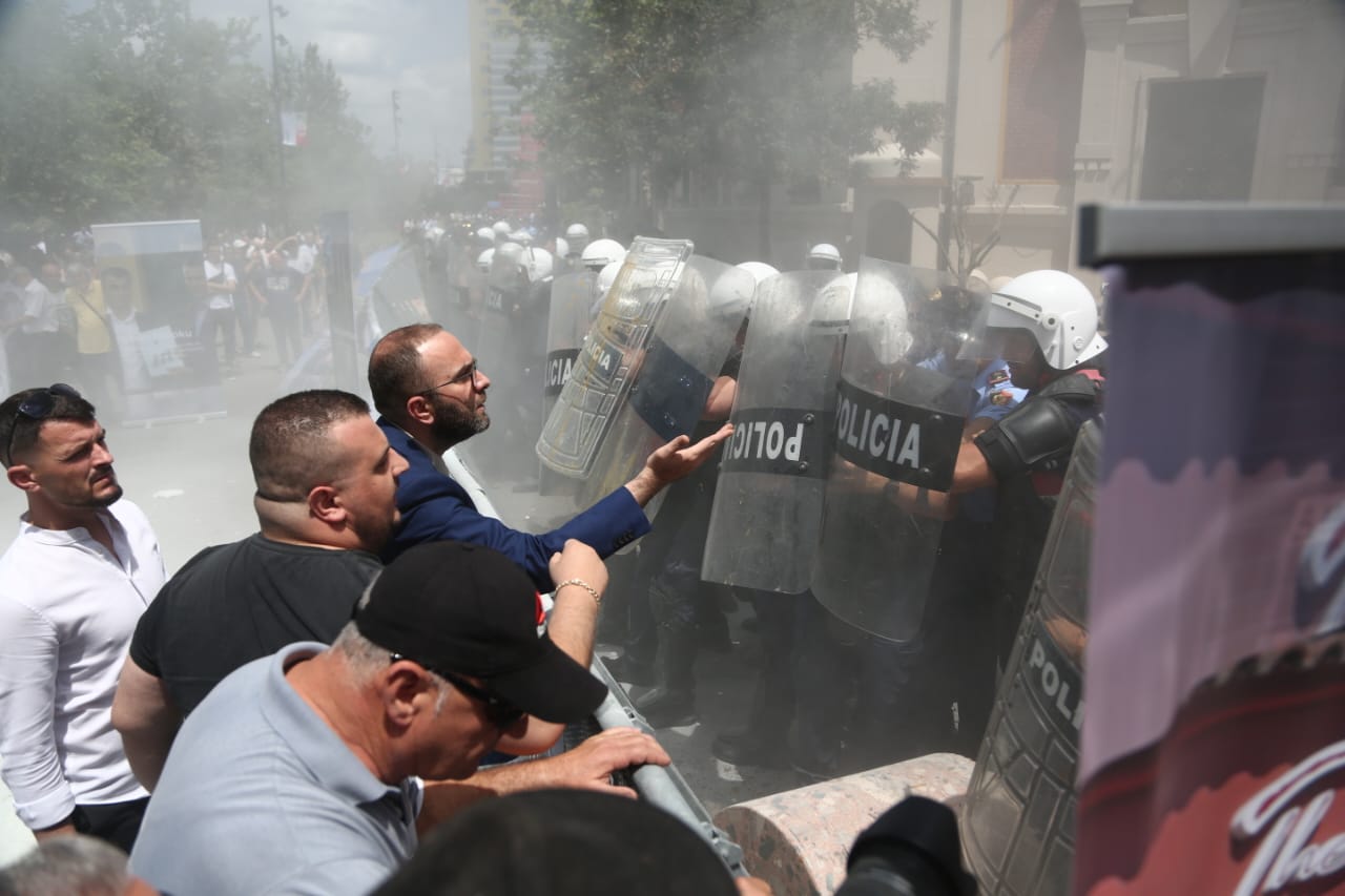 VIDEO me dron! Në protestën e 10-të para Bashkisë së Tiranës: E “rrëzuan” Veliajn tufa e “qoftexhive” nga zonat rurale të Rithemelimit e PL me në krye Xhin Xhonin! (Video)