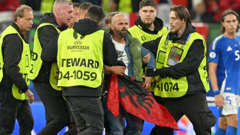 Imazhet që u bllokuan nga UEFA, tifozi i Kombëtares u fut në fushë dhe ndërpreu ndeshjen Itali – Shqipëri