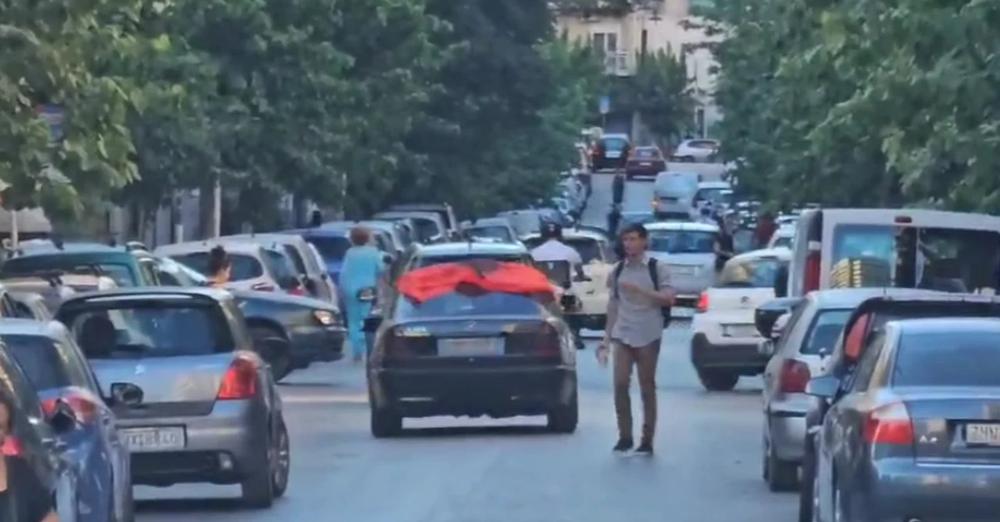 VIDEO/ Barazimi i bujshëm i Shqipërisë, festa mbërrin në Greqi! Shqiptari lëviz rrugëve të qytetit me flamurin kombëtar