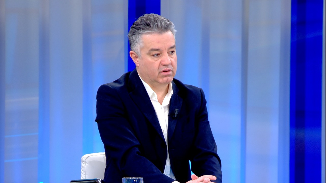 Deputeti i PS e bën të flasi me “veten” Enon me dy “n” të Saliut: Kujdes me mua ju që jeni poshtë greminës, që i’u ka mbyllur në shpellë Berisha