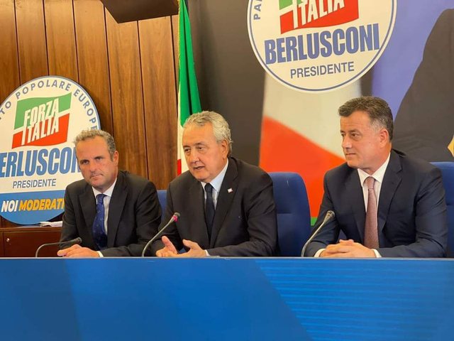 E djathta italiane solidaritet me Ramën, Muli skuqet në fytyrë në krah të Tajanit