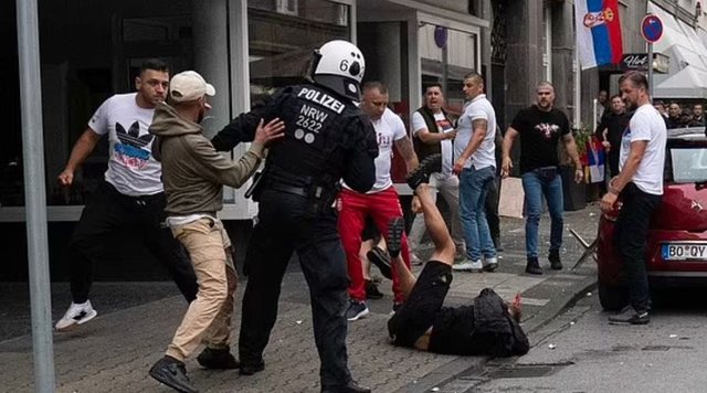 VIDEO/ Sherri i ashpër mes tifozëve anglezë dhe serbë u nis nga shqiptarët? Ja çfarë deklaron policia