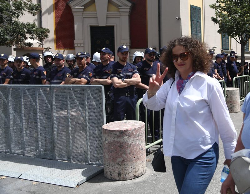 Ajo që largon njerëzit nga protesta para Bashkisë