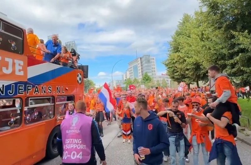 Panik në Hamburg: Një person me sëpatë sulmon tifozët holandezë, qëllohet nga policia