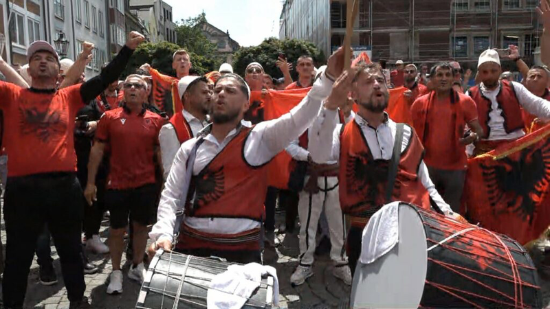 VIDEO/ Këngë e valle në Dyseldorf: Tifozët shqiptarë bëjnë për vete edhe spanjollët