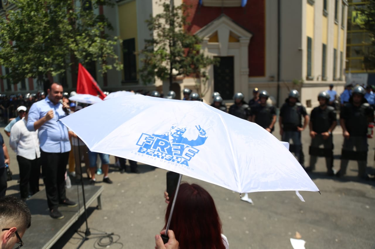 VIDEO/ Çfarë proteste! Tufa e “pamposhtur” e Berishës kërkon te Bashkia në temp 43 gradë lirimin e Saliut