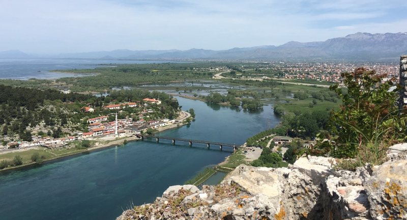 Çmenduria në Shkodër: 27-vjeçarja që tentoi të hidhej në Bunë me 4 fëmijët