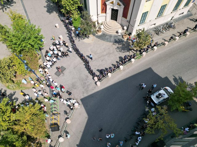 FOTOLAJM/ Protesta përpara Bashkisë! Opozita e pelegrinëve…një çetë me 10 vetë