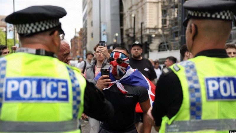 Protesta të dhunshme ksenofobe në Britani pas vrasjes së tre vajzave te mitura! Policia bën dhjetra arrestime