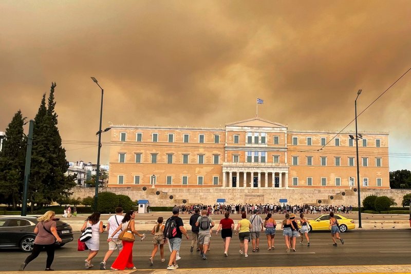 Situatë apokaliptike në Athinë, zjarret rrethojnë kryeqytetin grek (Foto)