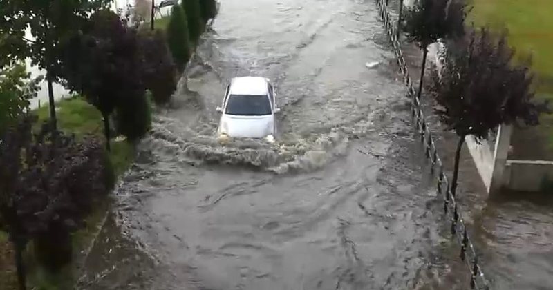 Pamje katastrofike nga Librazhdi, i gjithë qyteti në ujë, përmbyten lagje dhe rrugë, ndërpritet edhe energjia