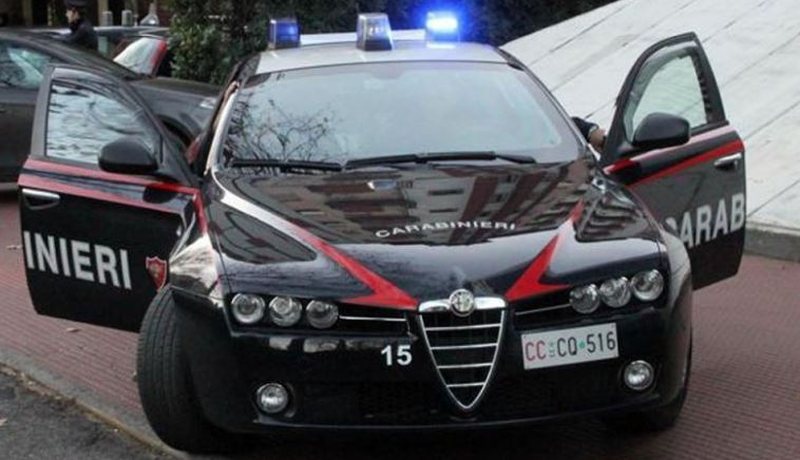 Shqiptari rreh dhe bën për spital dy policë italian