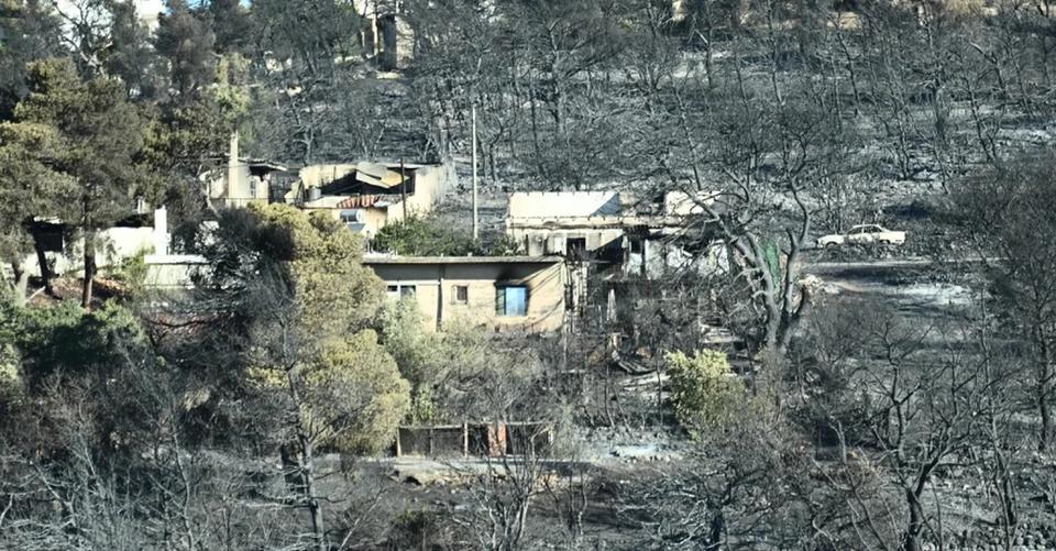 FOTO/ Qiell i zymtë, hi dhe rrënoja! Çfarë ka lënë pas zjarri në Atikë të Greqisë që shkrumboi 100 mijë hektarë, dhjetëra banesa dhe biznese?