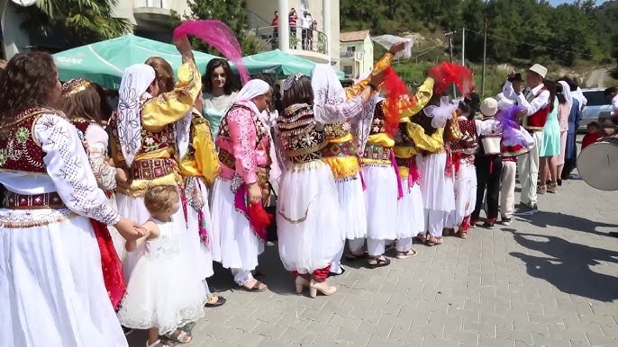 VIDEO e rëndë/ Me veshje popullore, dasmorët në Shqipëri kërcejnë valle përreth kafshës së therur