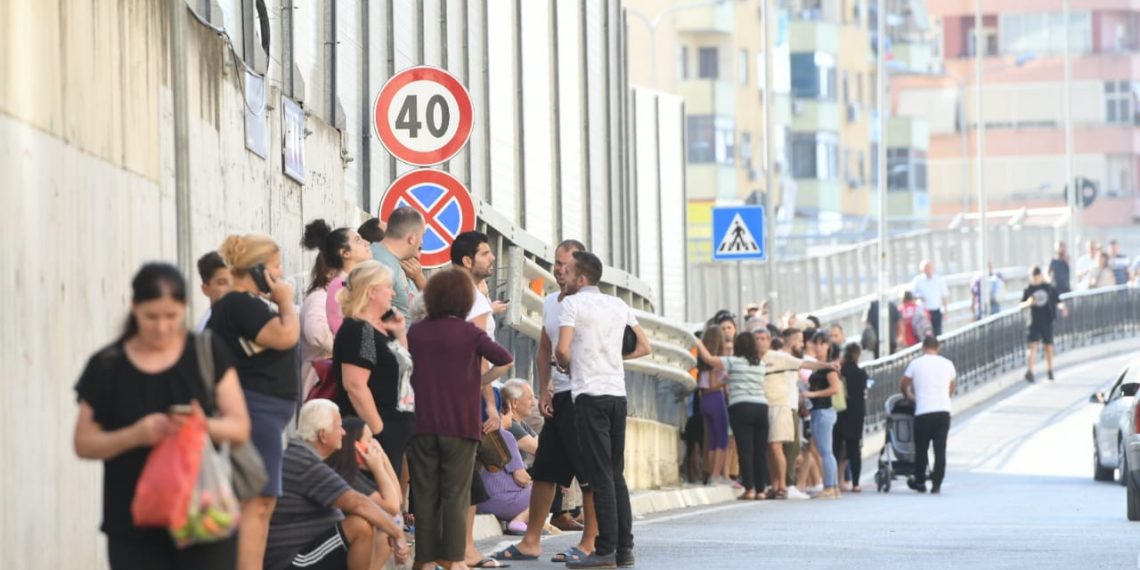 Italia goditet nga një tërmet i rrallë. Fillimisht një zhurmë e fortë dhe më pas lëkundjet sizmike