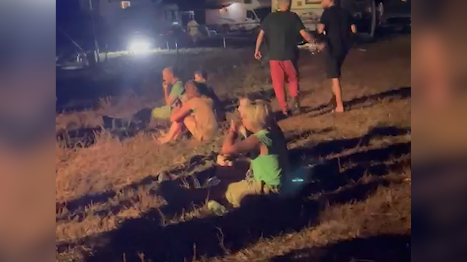 VIDEO/ Festa të shfrenuara me drogë e alkool, qindra të rinj nga gjithë bota mblidhen në plazhin e Delisufit në Vlorë! Pinë kokainë të pashqetësuar