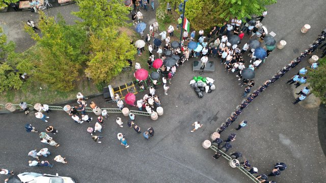 VIDEO/ Çetës së pelegrinëve i kanë mbaruar lekët per vezë e domate! 20 ushtarët e mbetur me thasë nga kazanët e plehrave protestë para Bashkisë!