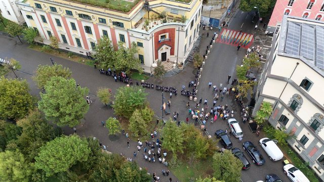 Çeta e protestuesve të papunë nën udhëheqjen e “qitëses” Kalaja shkaktojnë kaos në Tiranë: Bllokojnë qarkullimi dhe konfliktohen me drejtuesit e mjeteve!