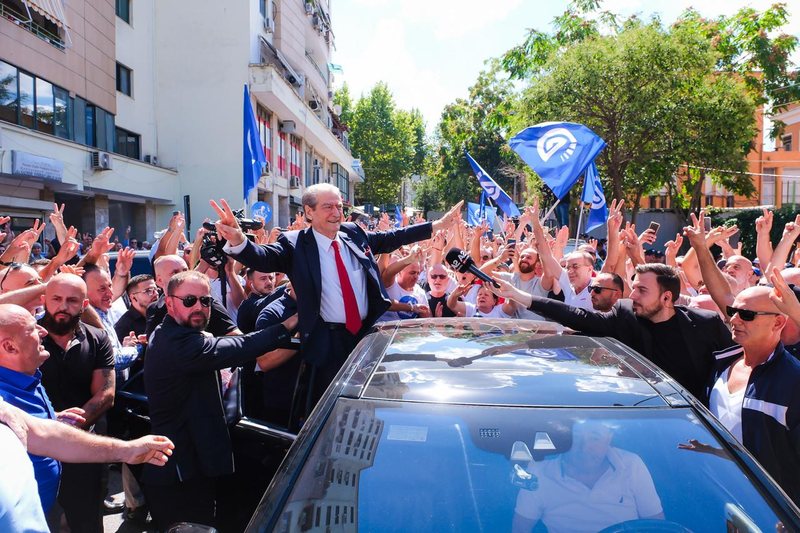 VIDEO/ Po përcjellin Saliun: Ja sa njerëz ishin në “vakin”  e organizuar për Berishën nga SPAK