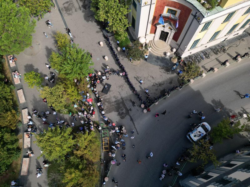 Protestuesit para Bashkisë së Tiranës: Lirojeni Sali Berishën, tani nuk del dot më për të vjedhur!