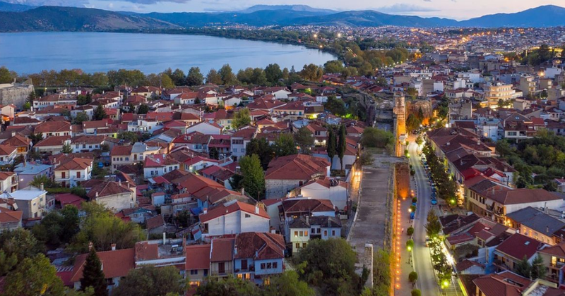 Dikur quhej “kryeqyteti i Shqipërisë”, sot Janina i gëzohet qindra-mijëra turistëve nga Shqipëria