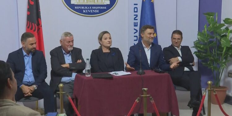 Opozita “copa çika”! Pesë deputetë të PD krijojnë grupimin e ri