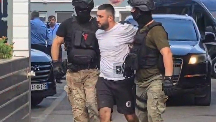 VIDEO/ Tentoi të arratiset këmbëzbathur, detaje nga arrestimi i Marklen Hakës te Liqeni i Bacungut në Krujë