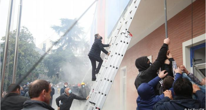 Këta që u rrahën me njëri-tjetrin… tani të thonë maskara që i shërben Ramës kur i kritikon