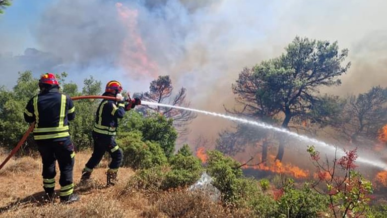 Zjarret e fuqishme në Greqi: Shqipëria i shkon në ndihmë me 30 efektivë zjarrfikës dhe 5 mjete: Do qëndrojnë deri në stabilizimin e situatës