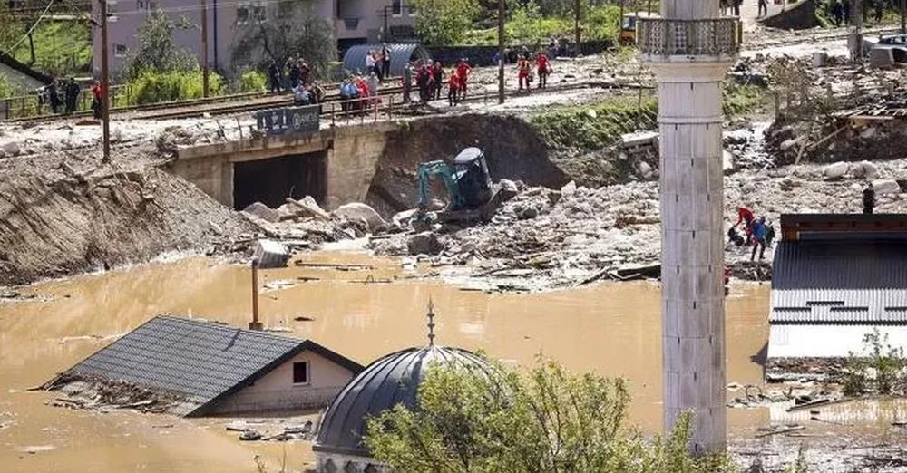 Përmbytjet në Bosnje, vijojnë kërkimet për 40 të zhdukur